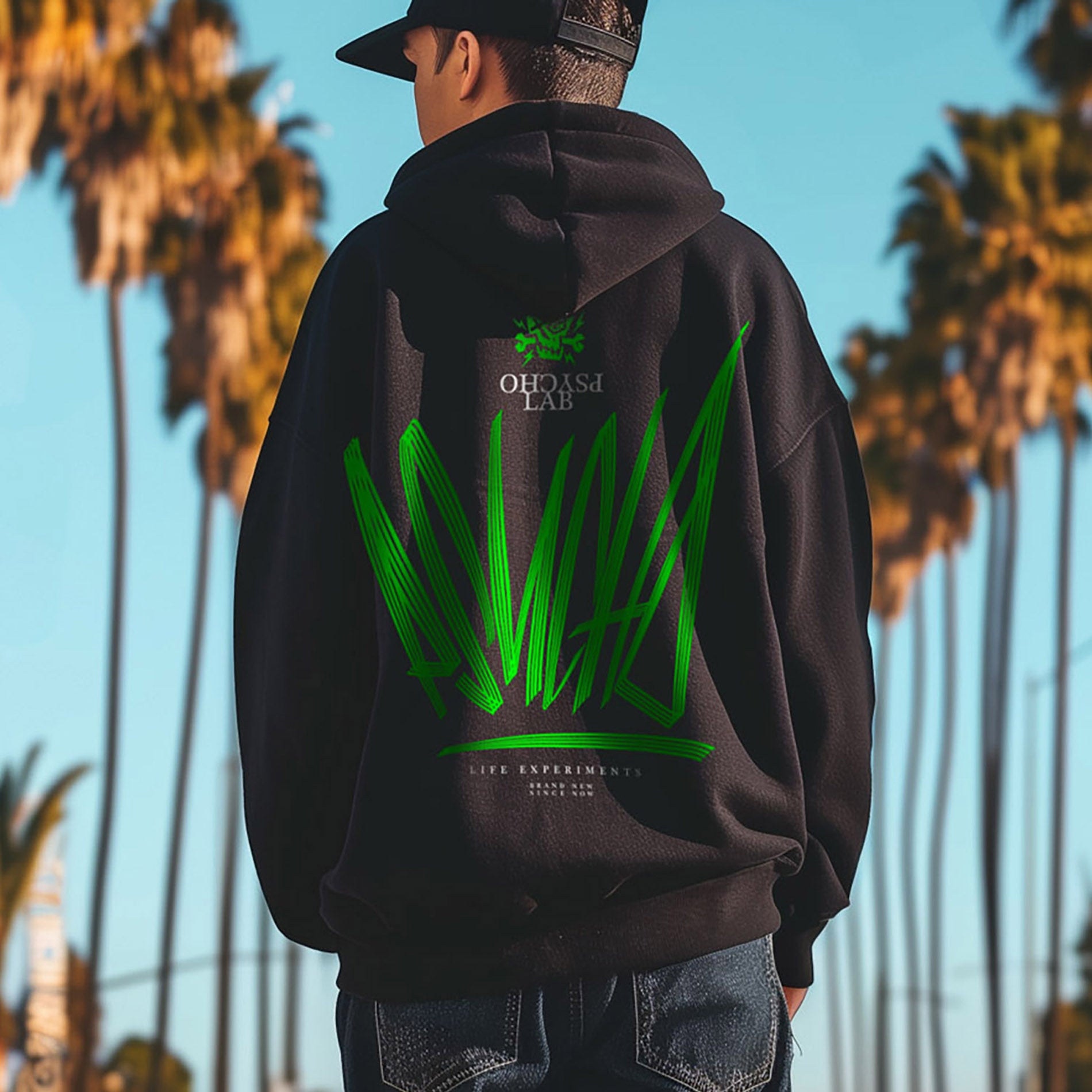 Stylischer Junge trägt den PsychoLab Zip Hoodie Dynamic mit auffälligem grünem Design auf der Rückseite, ideal für urbanen Streetstyle.