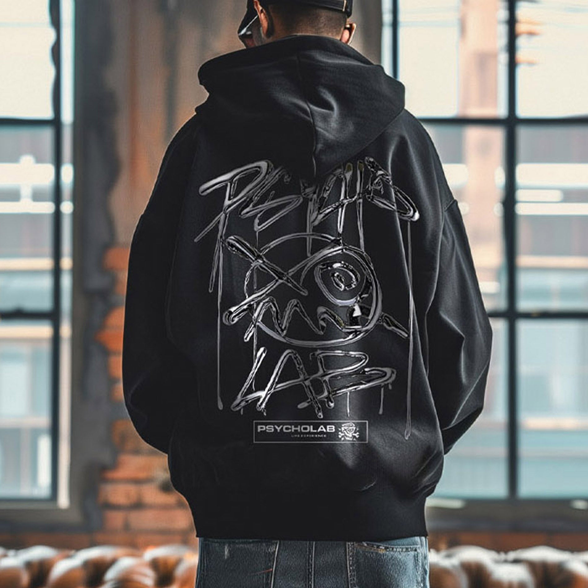 Der PsychoLab Zip Hoodie Chrome Black mit urbanem Chrome-Design auf der Rückseite, perfekt für Streetwear-Begeisterte und stilvolles Outfit.
