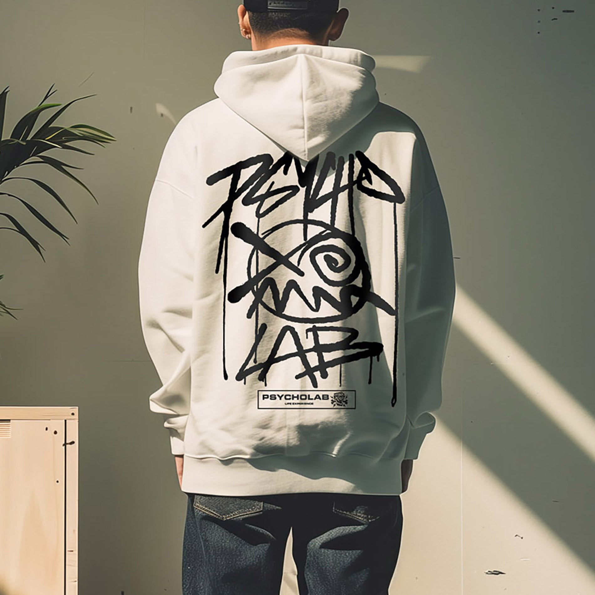 Zip Hoodie Chrome White von PsychoLab mit einem auffälligen Graffiti-Design auf der Rückseite, ideal für Streetwear-Liebhaber.
