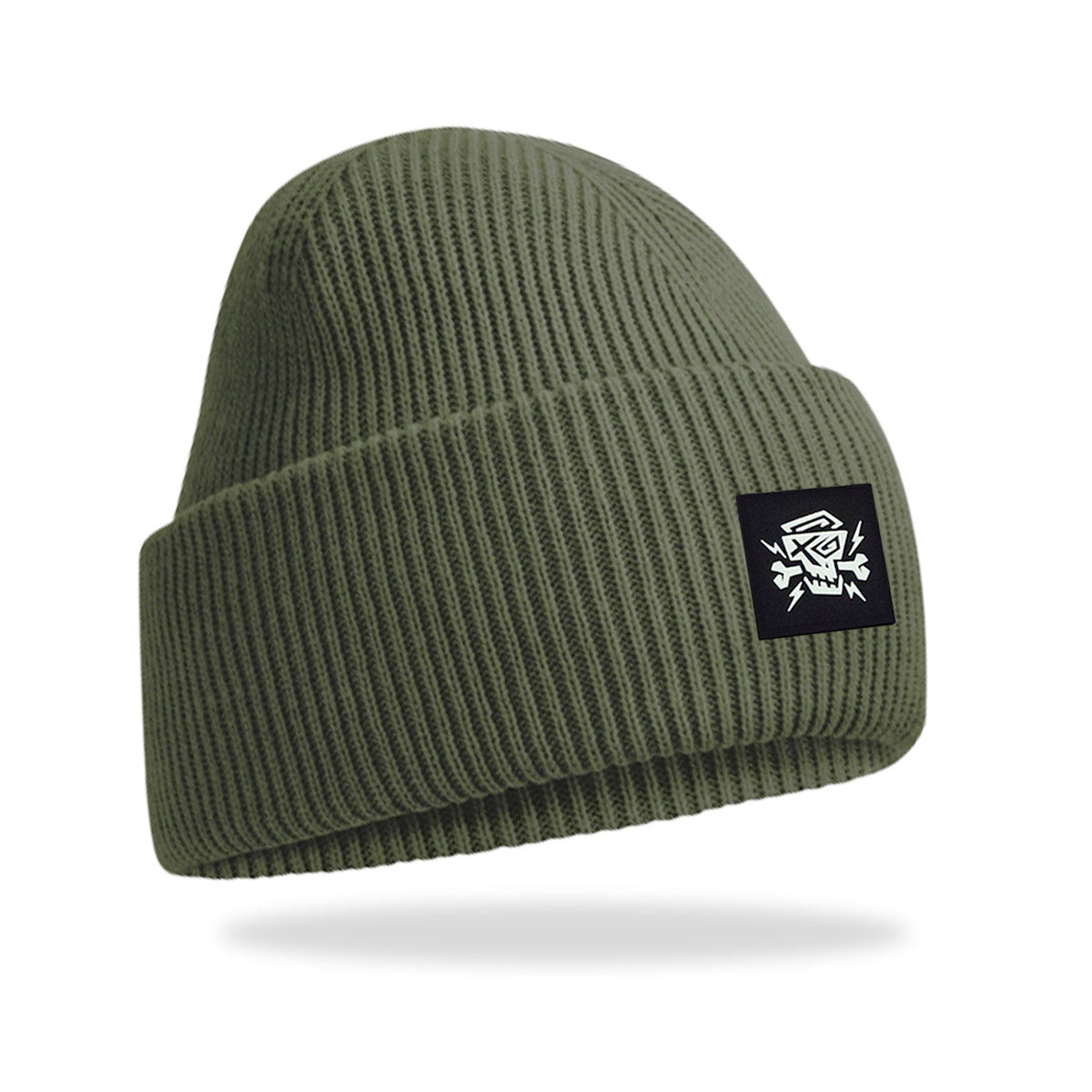 Das PsychoLab Beanie mit Black Patch – Recycled Edition in Olivgrün, stylisch und umweltfreundlich, mit markantem schwarzem Patch. PsychoLab.
