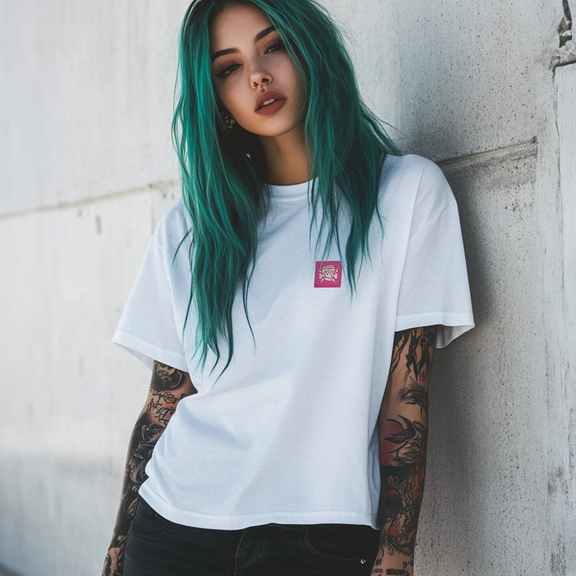 Stylisches Women Shirt Emotion von PsychoLab, getragen von einer Frau mit buntem Haar, steht lässig vor einer Wand. Ideal für individuelle Streetwear-Looks.