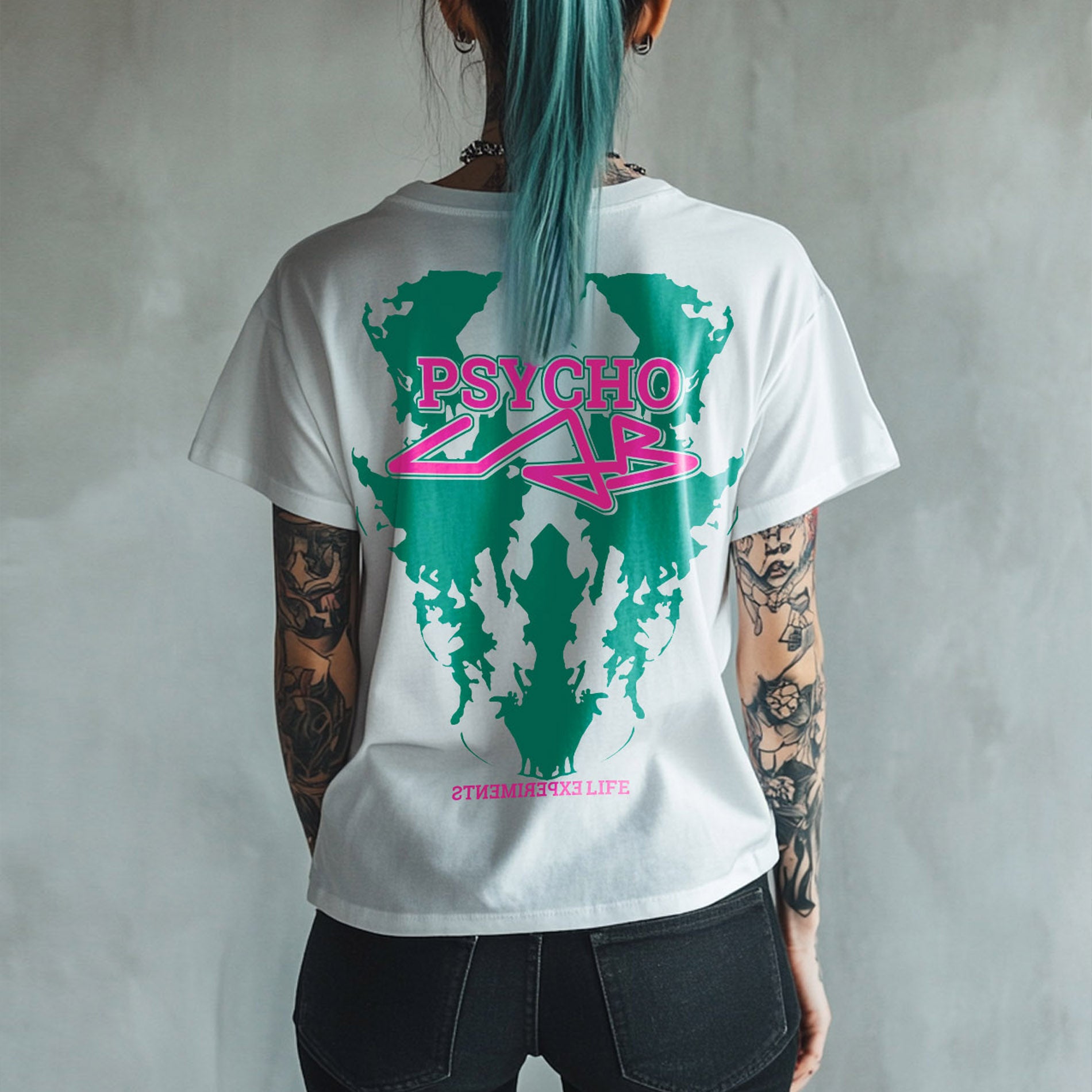 Das Women Shirt Emotion von PsychoLab ist in einem lässigen weißen Design gehalten, mit beeindruckendem Grafik-Design auf der Rückseite, das urbanen Streetwear-Stil verkörpert. Perfekt für modebewusste Frauen, die ihren individuellen Stil ausdrücken möchten. psycholab