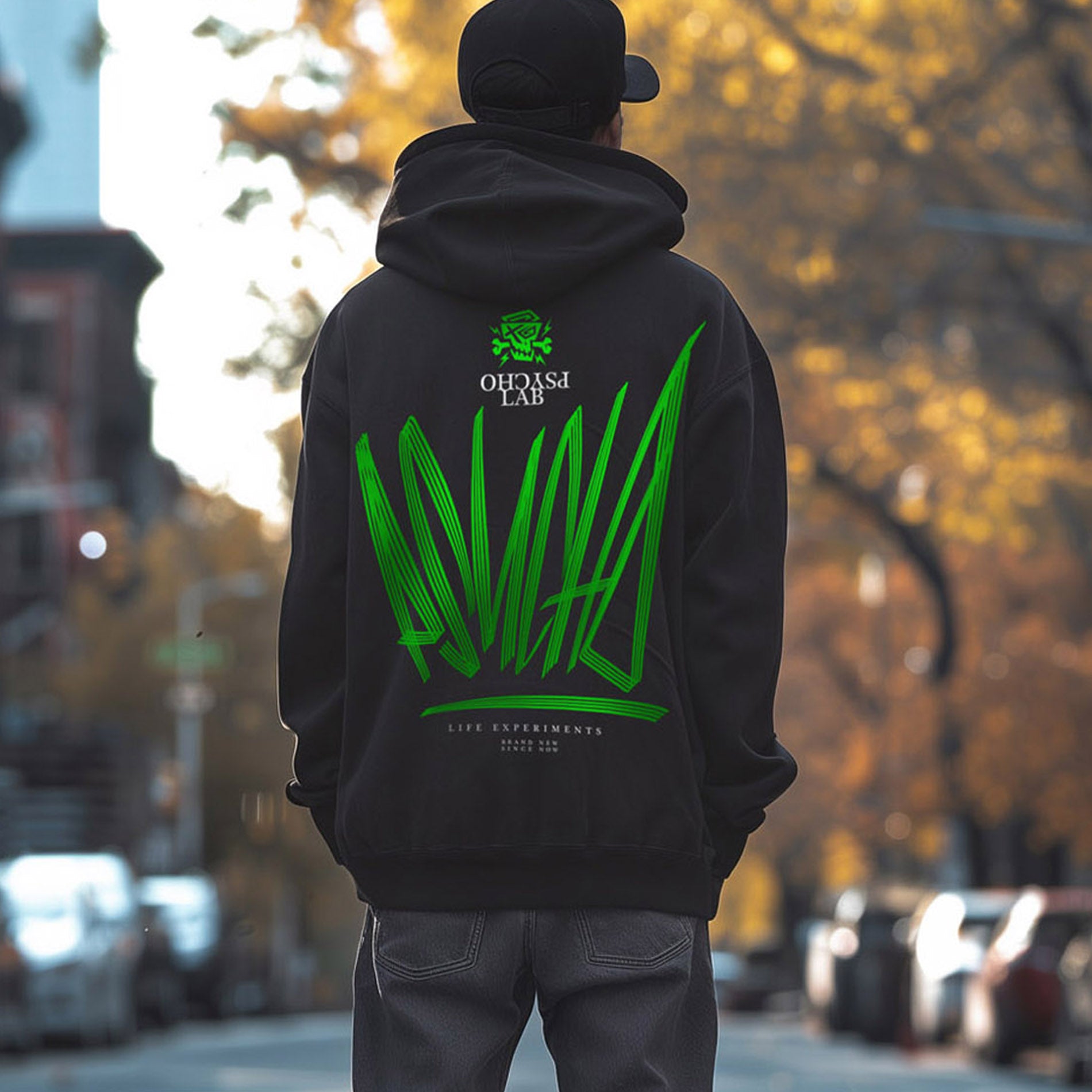 Hoodie Dynamic von PsychoLab, schwarze Kapuzenjacke mit auffälligem grünem Rückenmotiv, ideal für Streetwear-Fans, die urbanen Style und Komfort suchen. Entdecke den einzigartigen Look mit PsychoLab Branding.