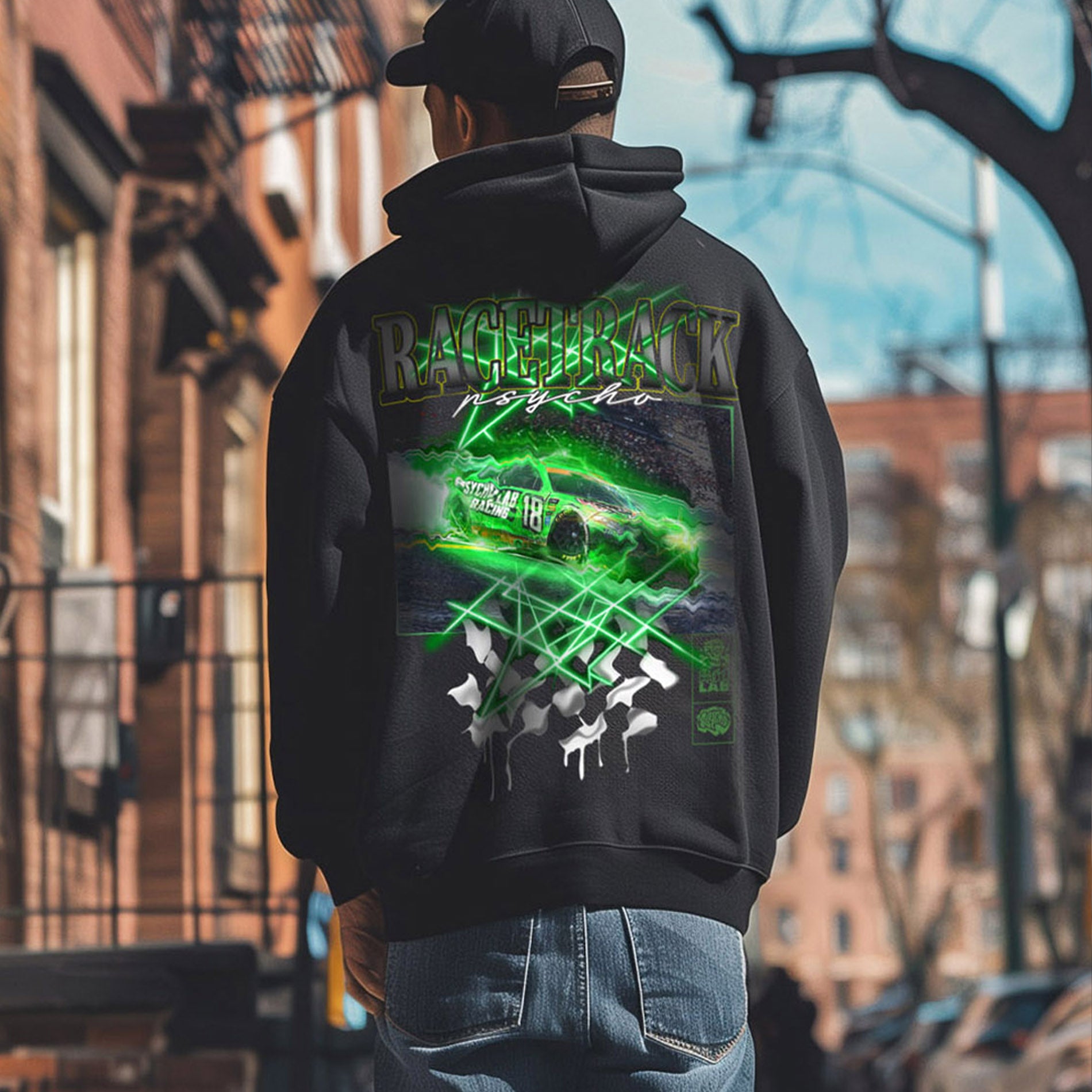 Das Hoodie Racetrack von PsychoLab präsentiert aufregende Rennsportgrafiken auf der Rückseite und ist der perfekte Begleiter für Streetwear-Liebhaber.