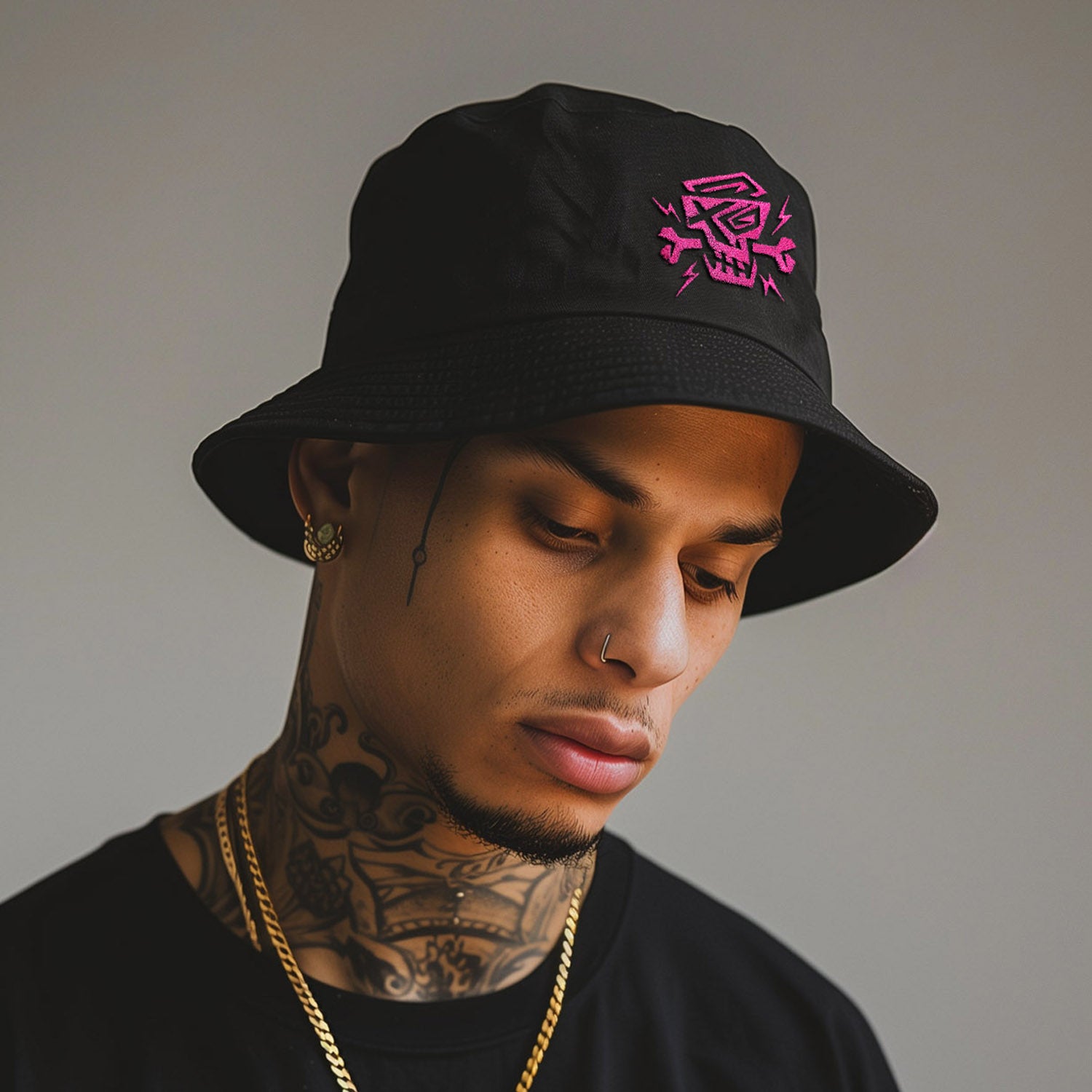Ein Modell trägt den Bucket Hat Pink Logo von PsychoLab, der mit einem auffälligen pinken Skull-Logo bestickt ist. Der Hut ergänzt einen lässigen Streetwear-Look.
