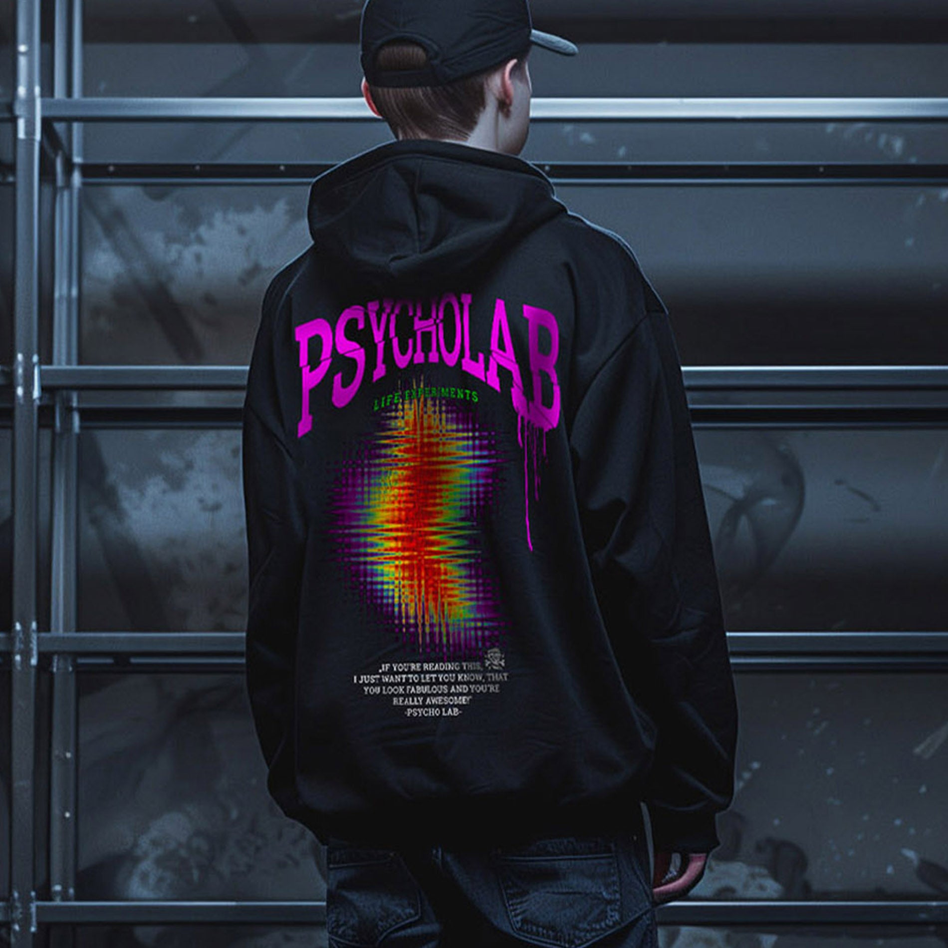 Rückansicht des Zip Hoodie Zone von PsychoLab mit auffälligem Regenbogen-Glitch-Design und großen PsychoLab-Schriftzug, perfekt für einen urbanen Look. psycholab