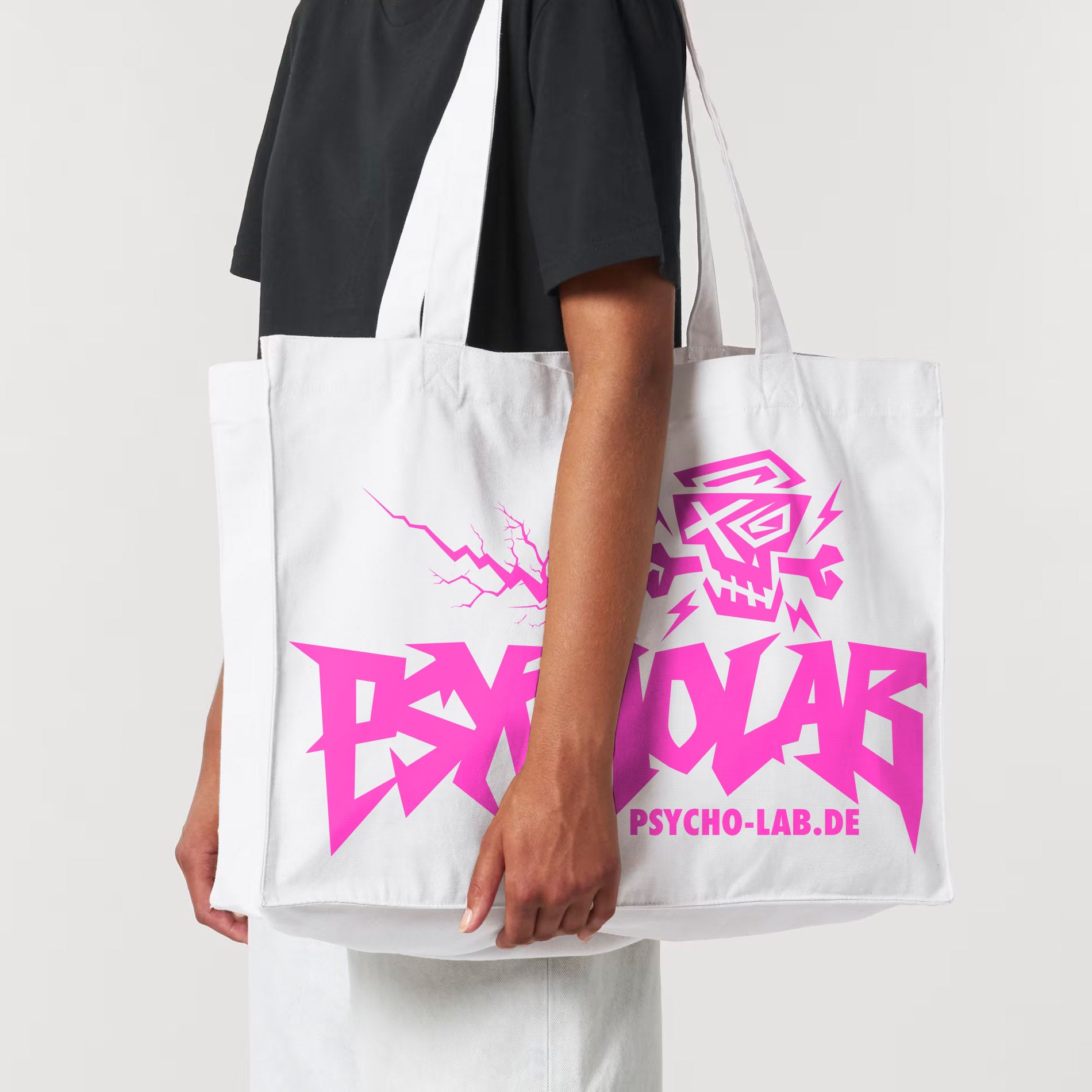 Die Famous Bag von PsychoLab aus strapazierfähiger Baumwolle mit leuchtend-pinkem PsychoLab-Logo auf einem Modell, ideal für urbanen Lifestyle.