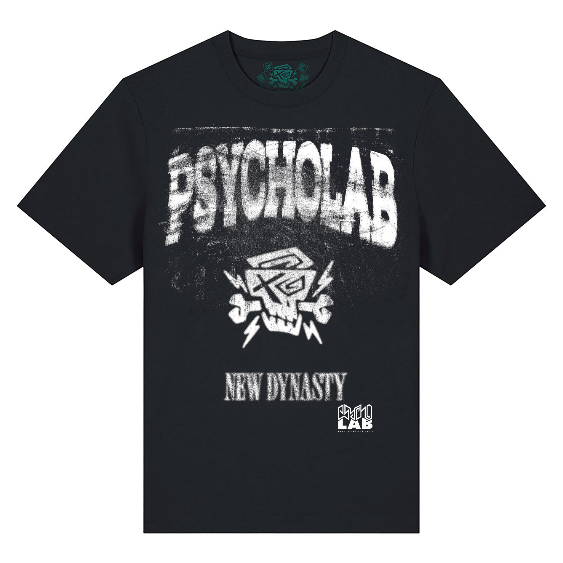 Frontansicht des T-Shirts Scratch von PsychoLab, präsentiert mit einem markanten Kratzer-Design und dem Schriftzug 'NEW DYNASTY'.