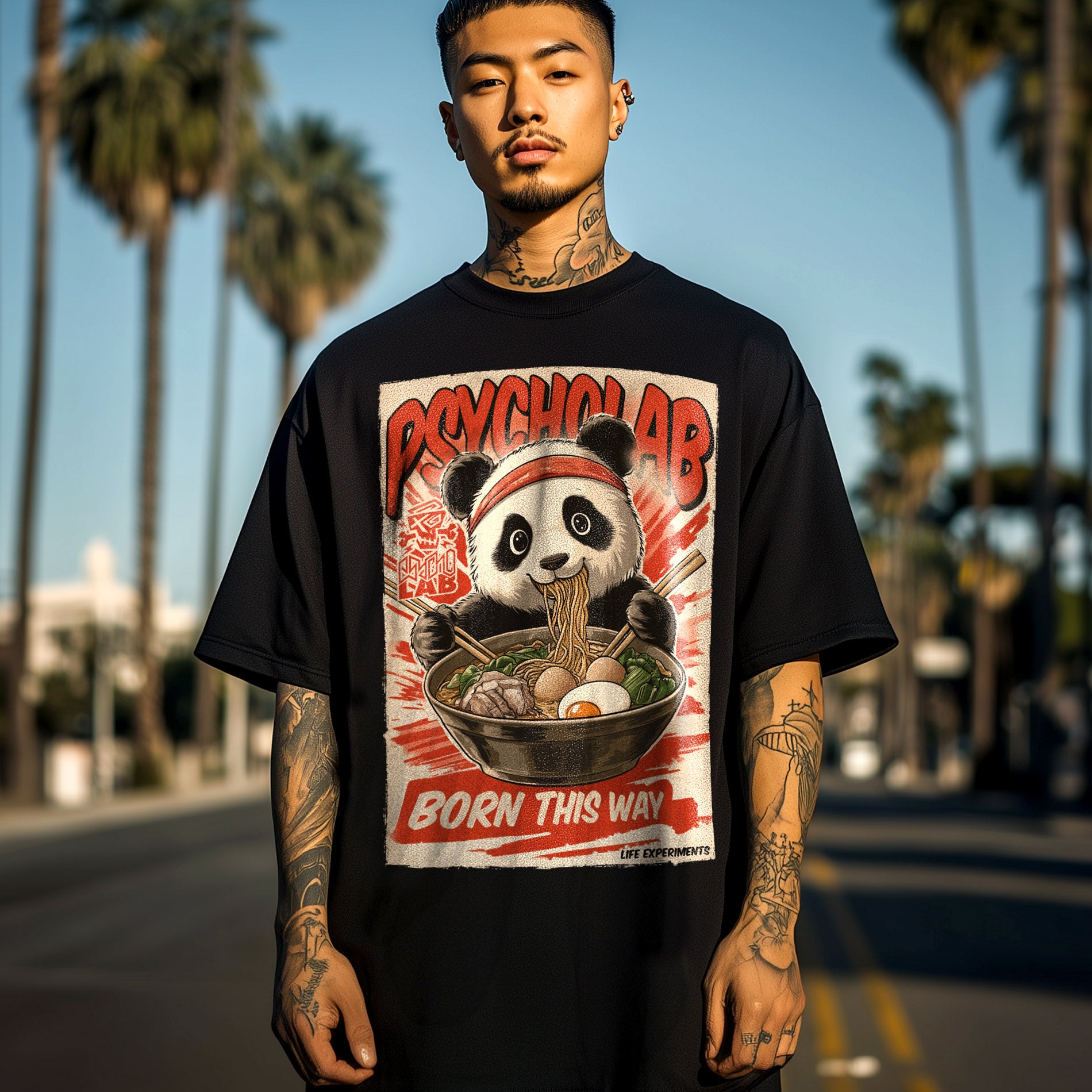 T-Shirt Panda von PsychoLab - lässige schwarze T-Shirt mit humorvollem Panda-Design, das einen Panda in einer Schüssel Nudeln zeigt, ideal für urbanen Lifestyle.