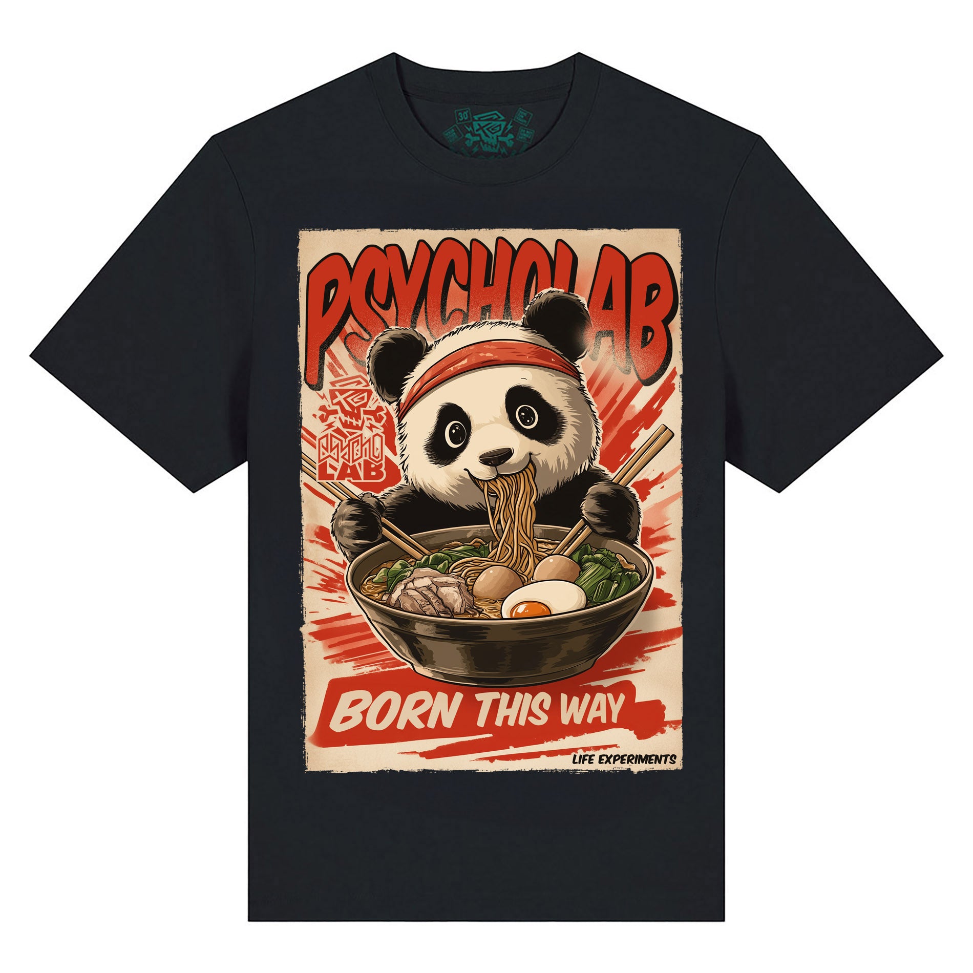 T-Shirt Panda von PsychoLab - schwarzes T-Shirt mit einem auffälligen Panda-Motiv in einer Schüssel Nudeln, gestreift mit einem witzigen Spruch, perfekt für Streetwear-Enthusiasten.