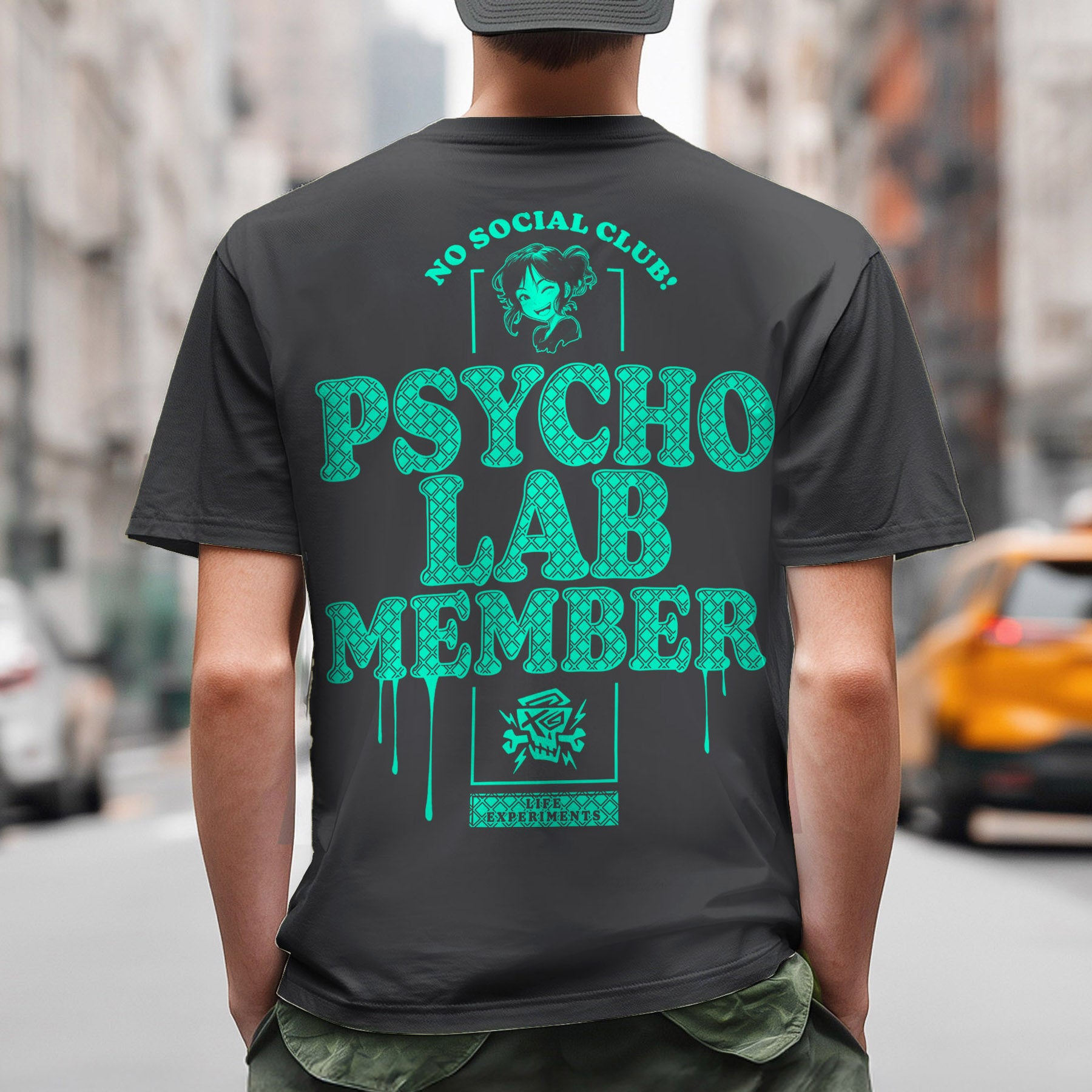 Die Rückansicht eines Modells in einem anthrazitfarbenen Member T-Shirt von PsychoLab, das mit leuchtendem, türkisem Grafikdesign und dem Schriftzug 'PsychoLab Member' verziert ist. Ideal für die urbane Szene und jeden, der Teil der PsychoLab-Community sein möchte.
