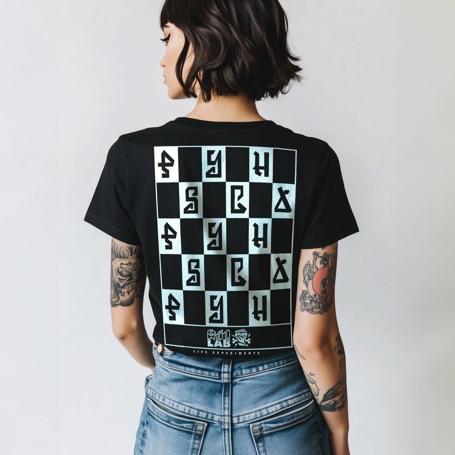 PsychoLab Damen T-Shirt Mindset schwarz mit Schachbrettmuster und Psycho-Schriftzug, getragen