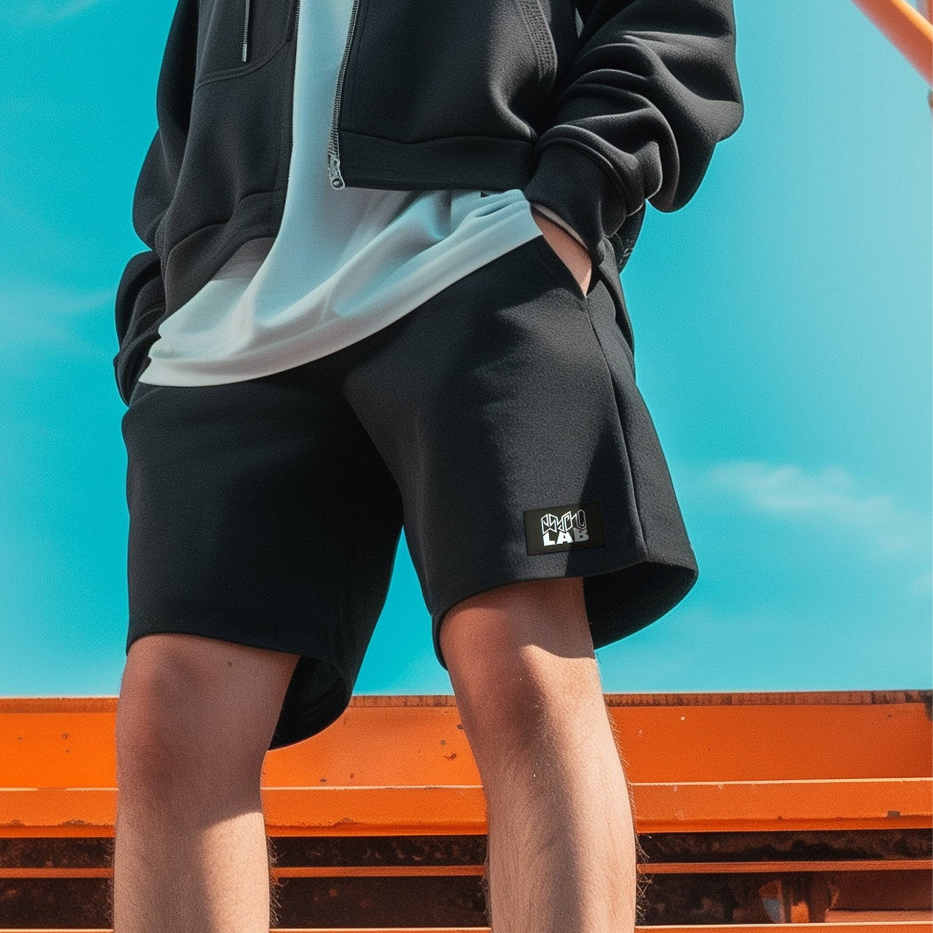 Schwarze PsychoLab Shorts mit Chrome-Logo getragen von Model – urbaner und sportlicher Look