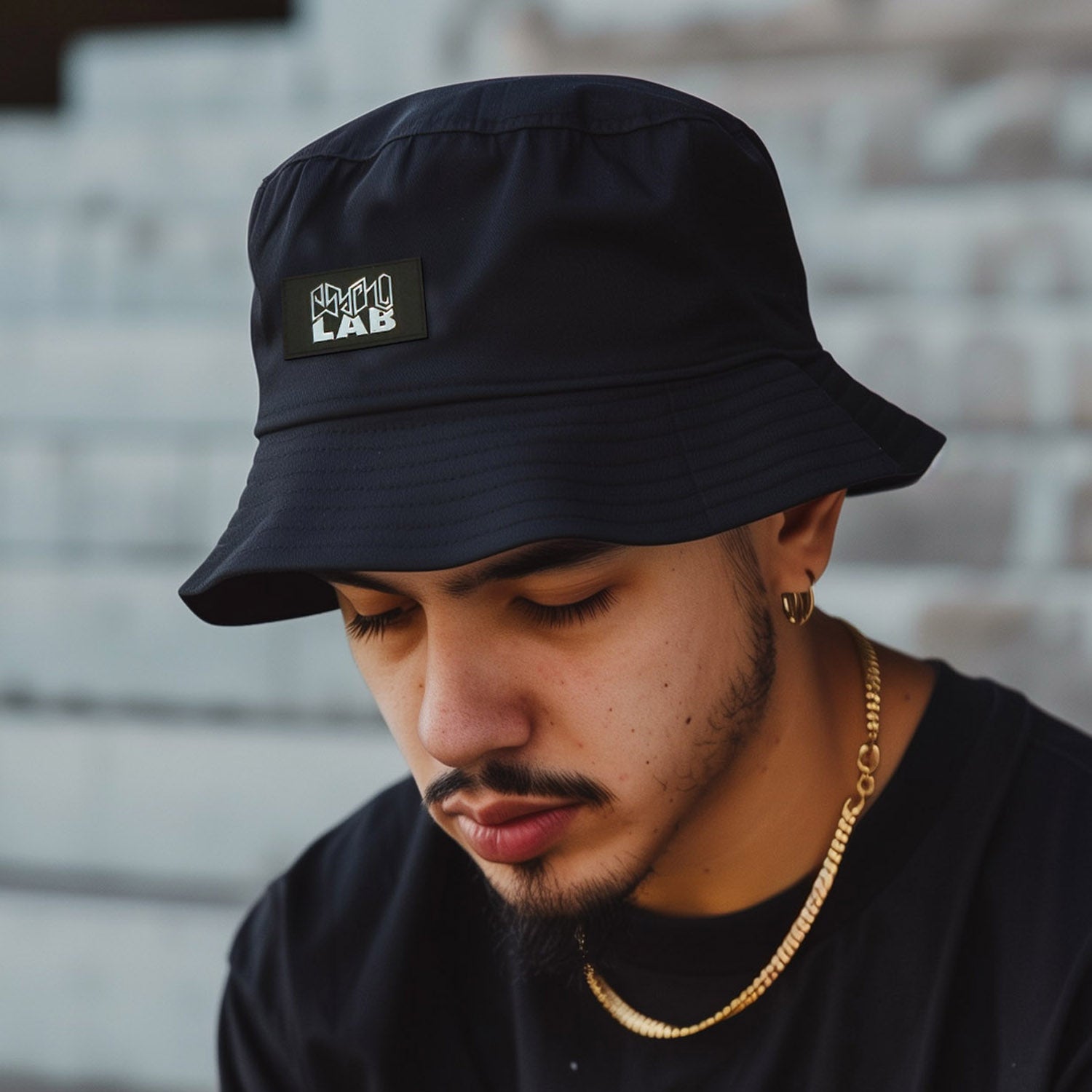 PsychoLab Bucket Hat mit Chrome-Logo getragen von Model – nachhaltiger und urbaner Look.