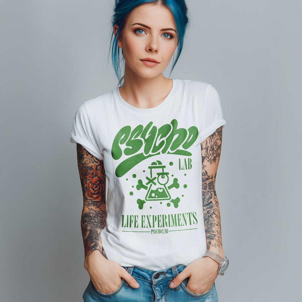 Eine modische Frau trägt das Women Shirt Freak White von PsychoLab mit einem grünen Urban-Design, perfekt für Streetwear-Liebhaber. Psycholab.