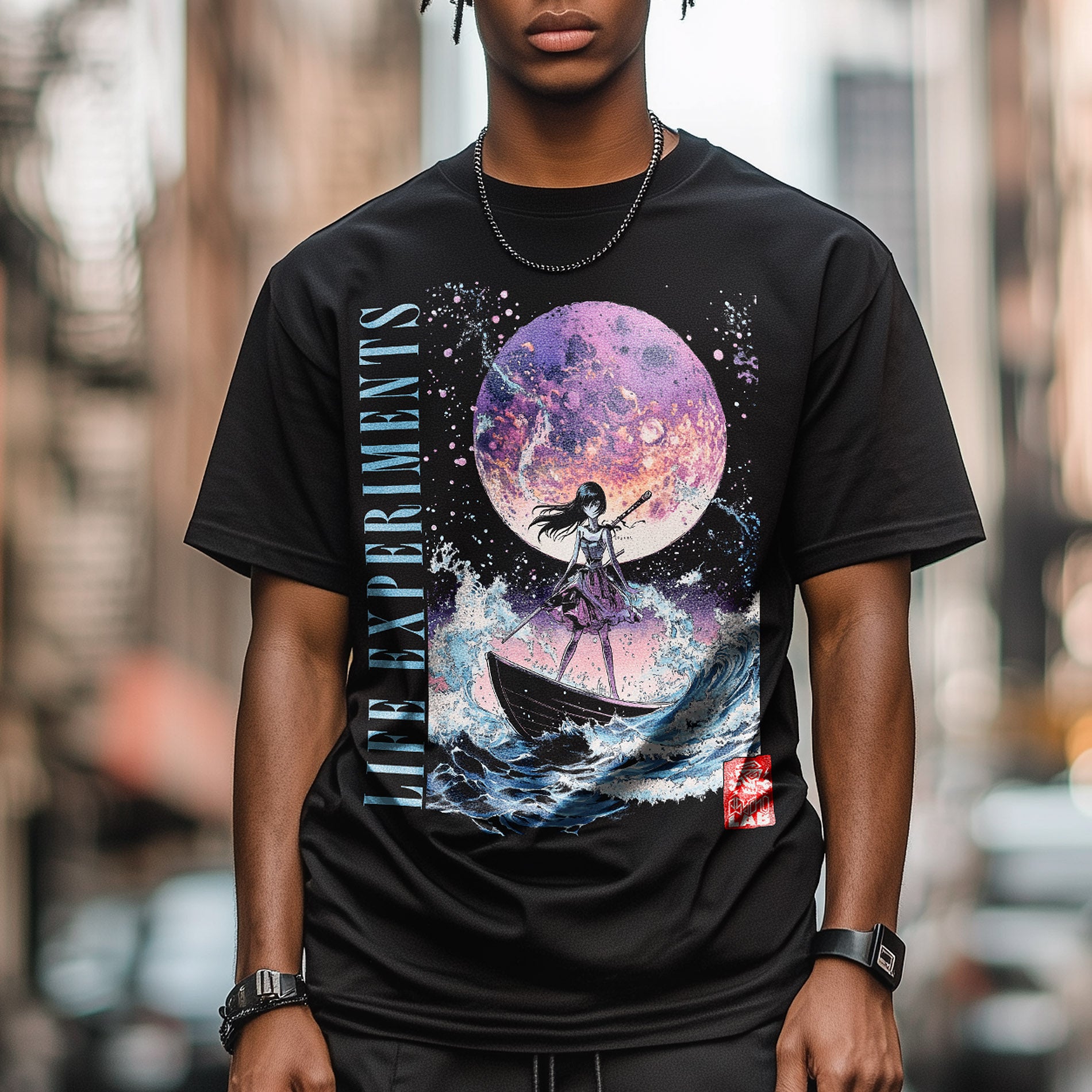 Ein junger Mann trägt das T-Shirt Sailor Girl von PsychoLab in Schwarz, mit einem beeindruckenden Sailor-Girl-Motiv, das Stärke und Abenteuerlust ausstrahlt.