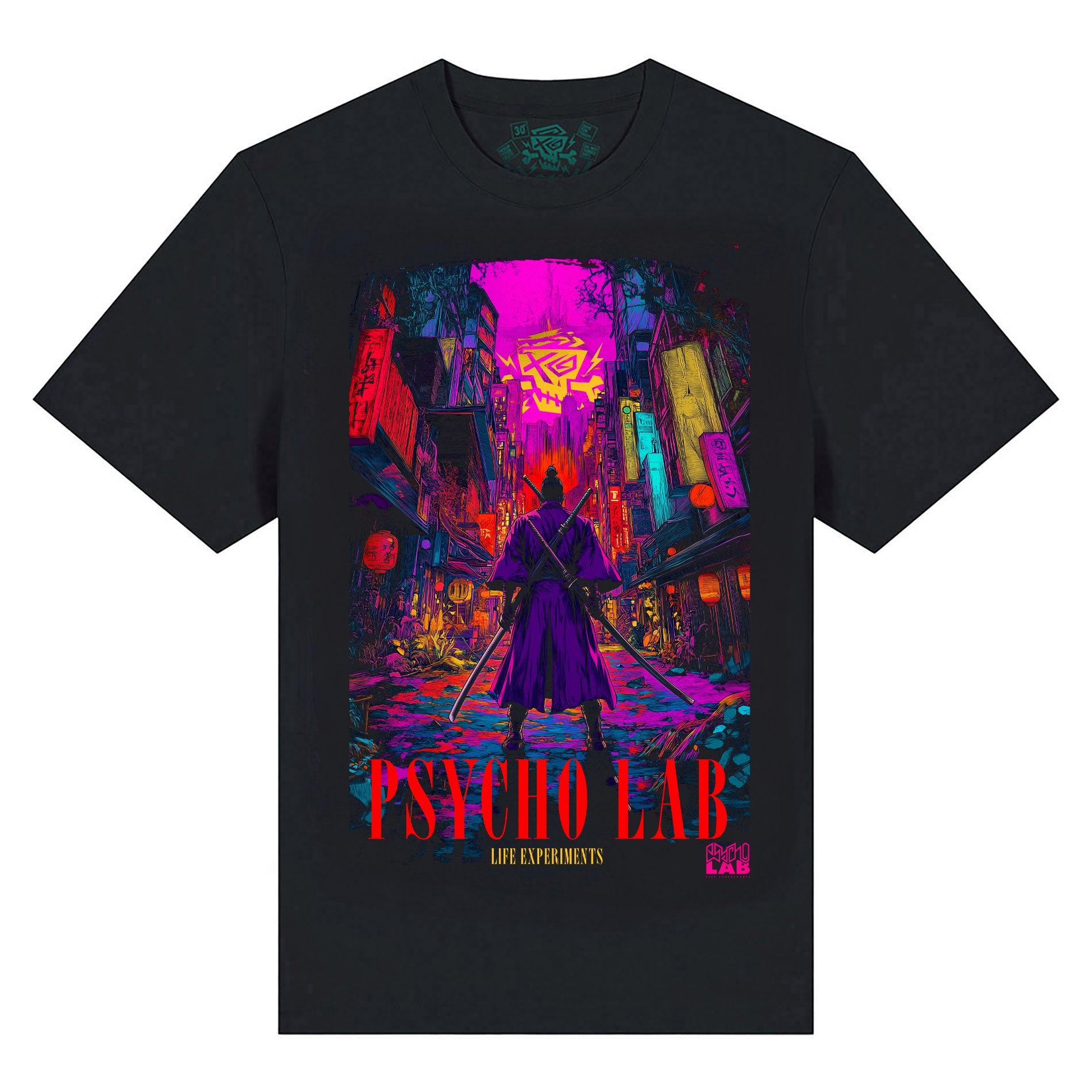 Das T-Shirt Samurai von PsychoLab präsentiert das auffällige Design eines Samurai in einer Stadtlandschaft auf schwarzem Hintergrund, perfekt für stilbewusste Träger.