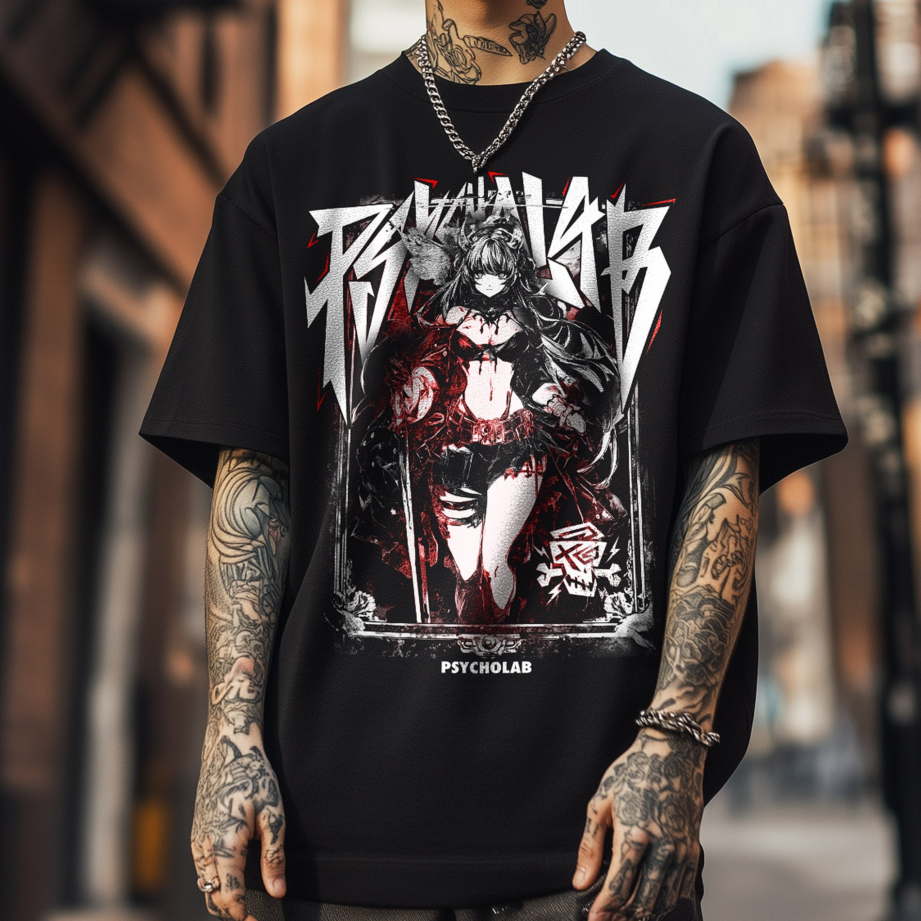 Das T-Shirt Slay von PsychoLab, in Schwarz mit rebellischem Design, getragen von einem tätowierten Mann in urbanem Ambiente.