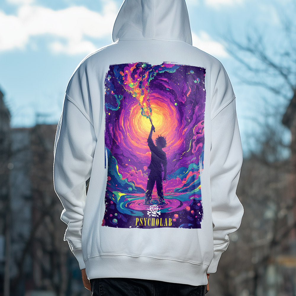 Der Hoodie Painting Sky White von PsychoLab zeigt ein künstlerisches Motiv mit einem entfesselten Jungem, der in einem farbenfrohen, wirbelnden Universum steht und die Kraft der Kreativität ausstrahlt.